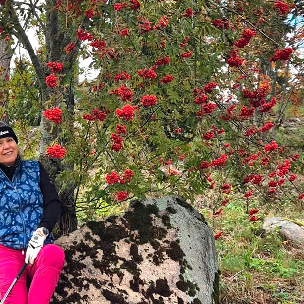NivelTehon käyttäjä istuu puun juurella